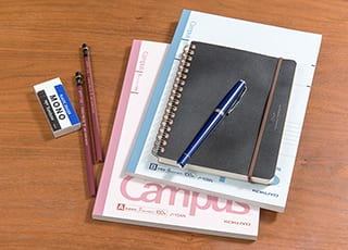消しゴム、鉛筆、ノートなどの文房具